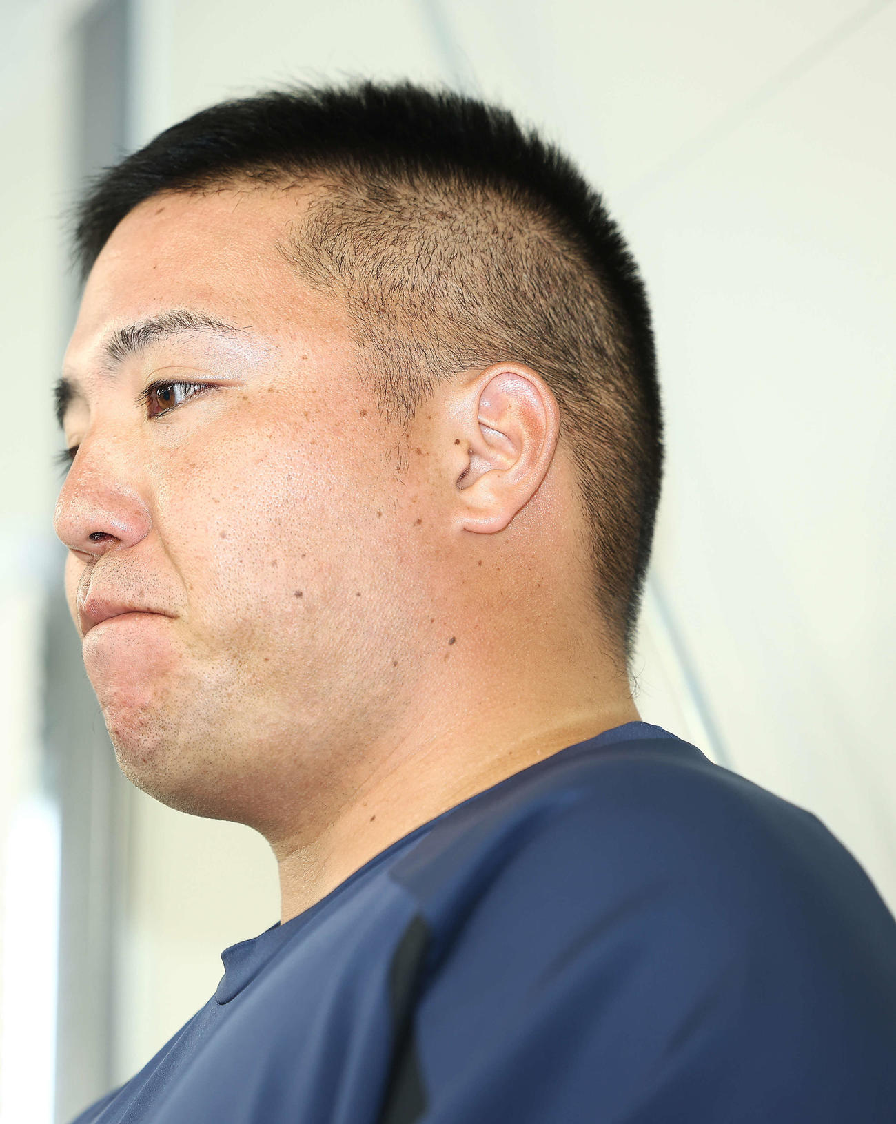 報道陣の前で現在の思いを話す西武山川（撮影・河田真司）