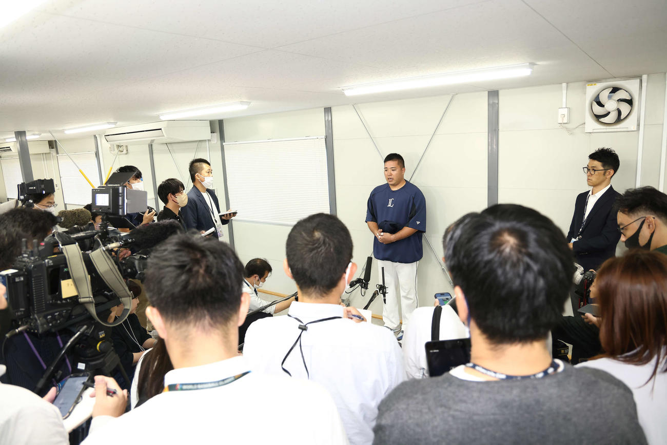 報道陣の前で現在の思いを話す西武山川（中央）（撮影・河田真司）