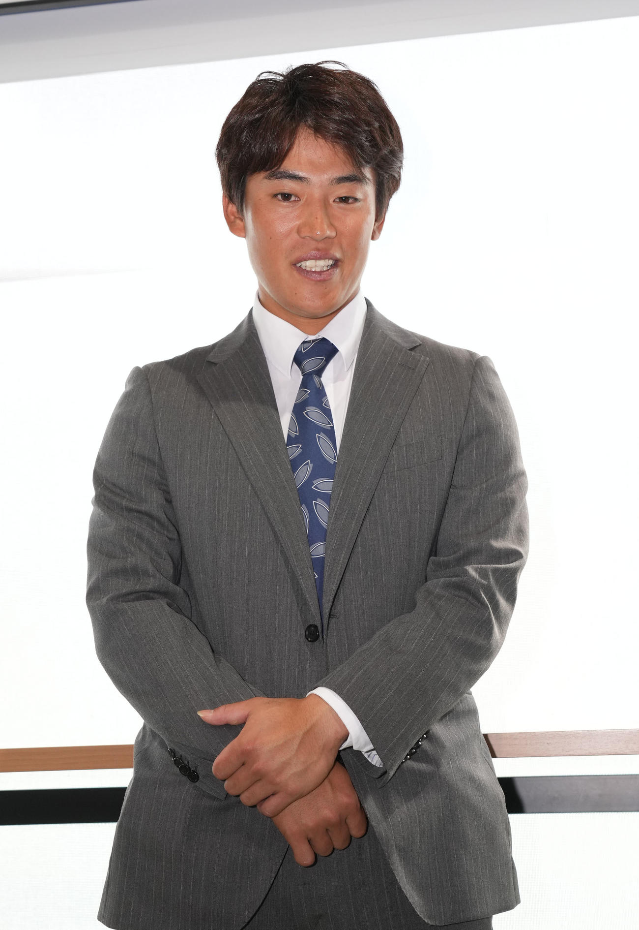 球団事務所に訪れ取材に応じる伊藤（撮影・森本幸一）