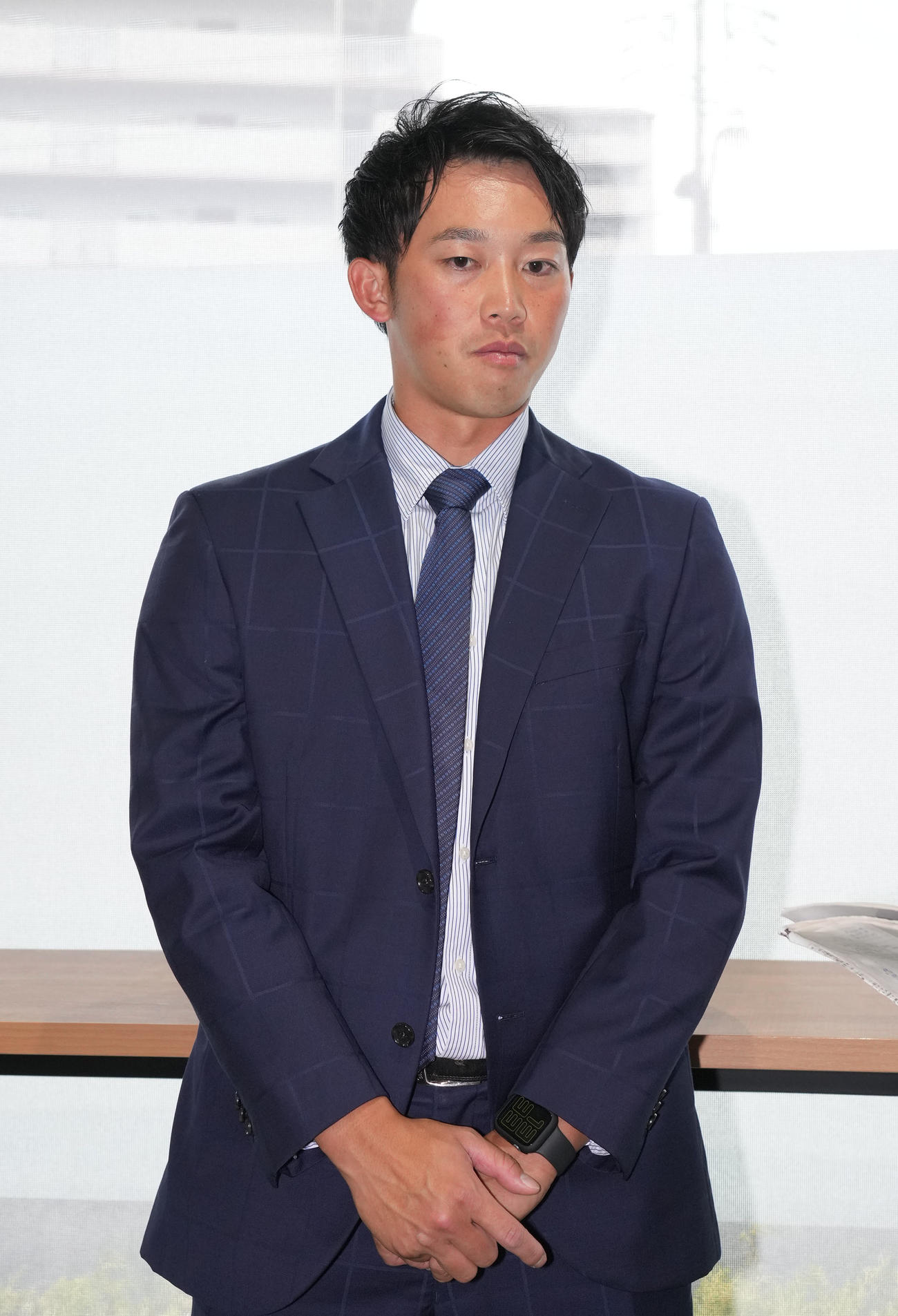 球団事務所に訪れ取材に応じる岡野（撮影・森本幸一）