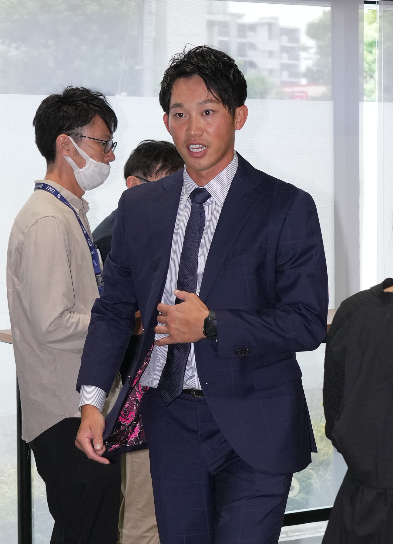 球団事務所に訪れ取材に応じる岡野（撮影・森本幸一）