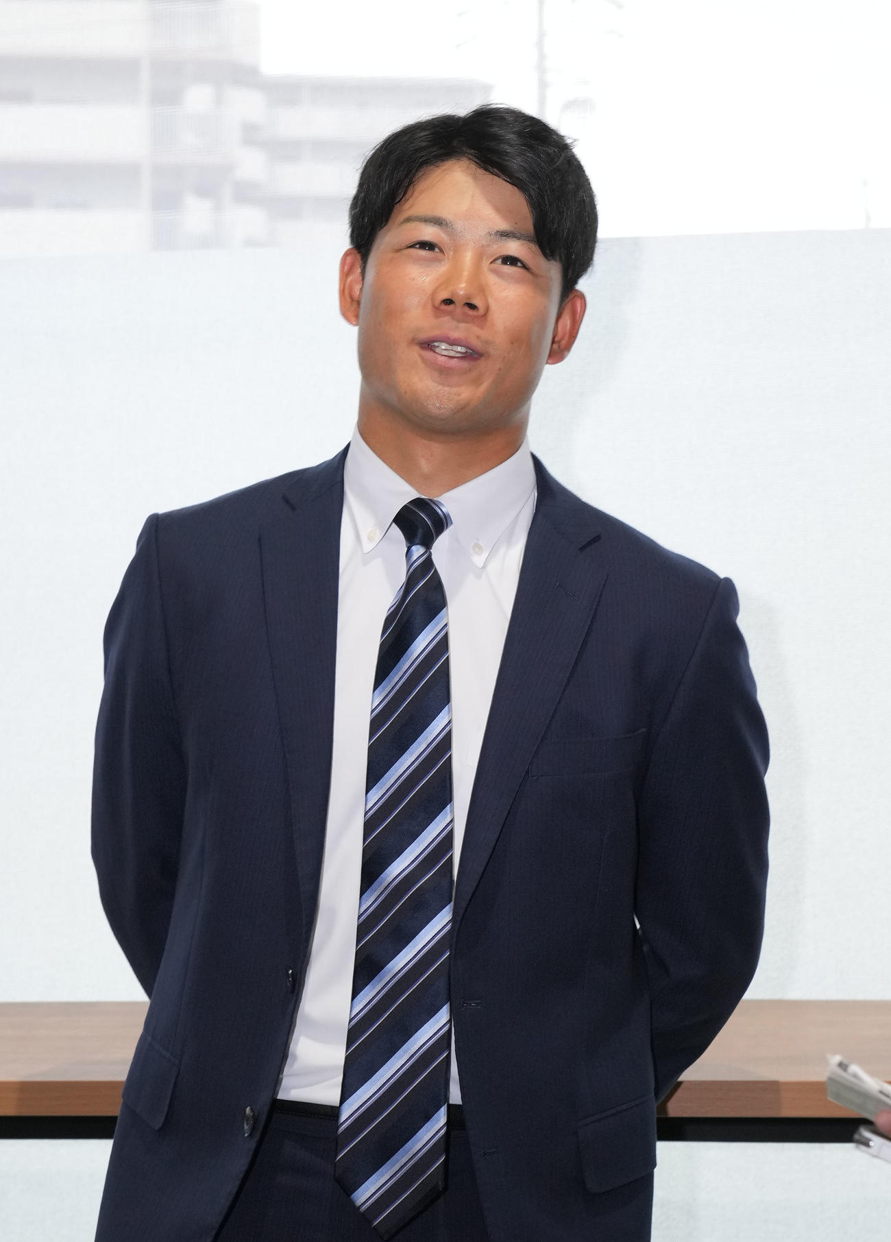 球団事務所に訪れ取材に応じる松田（撮影・森本幸一）