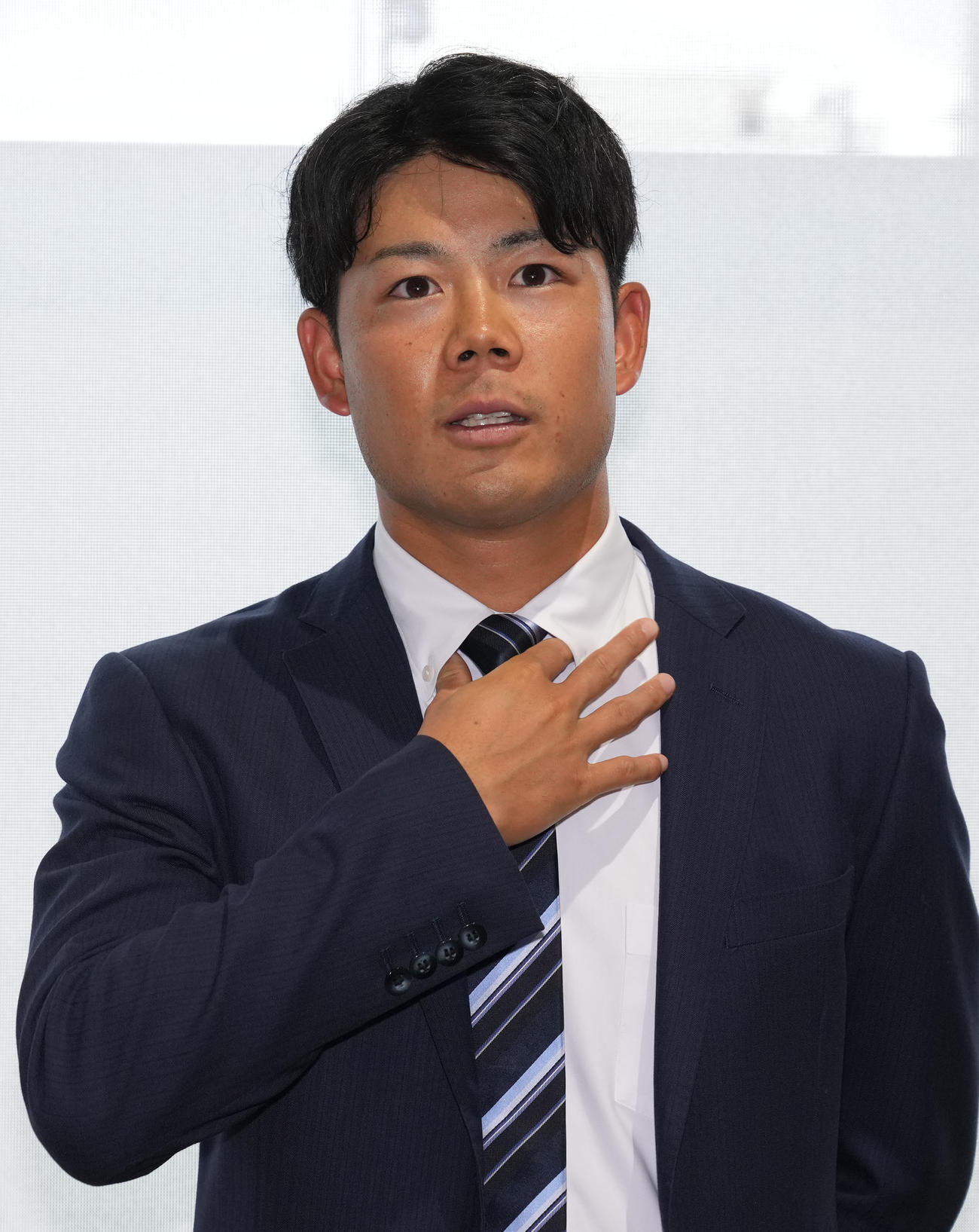 球団事務所に訪れ取材に応じる松田（撮影・森本幸一）