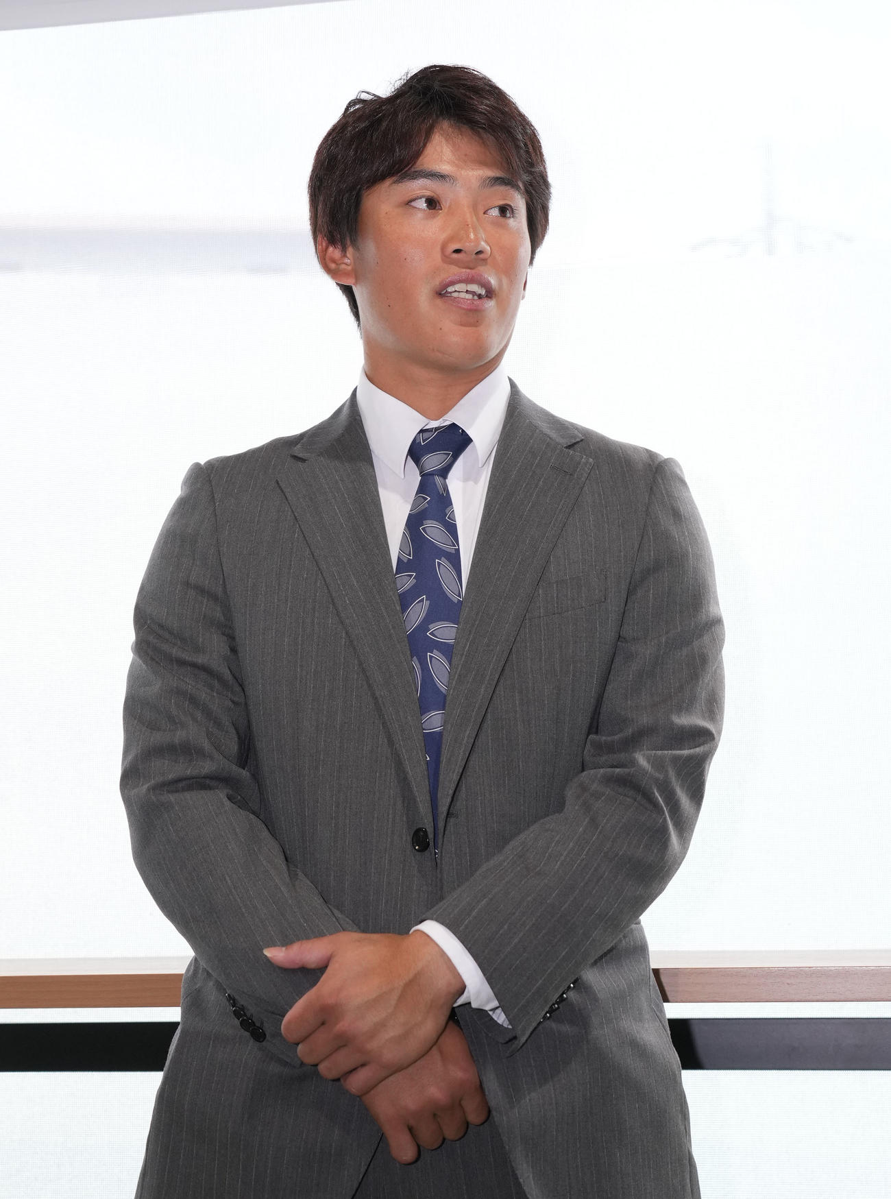 球団事務所に訪れ取材に応じる伊藤（撮影・森本幸一）