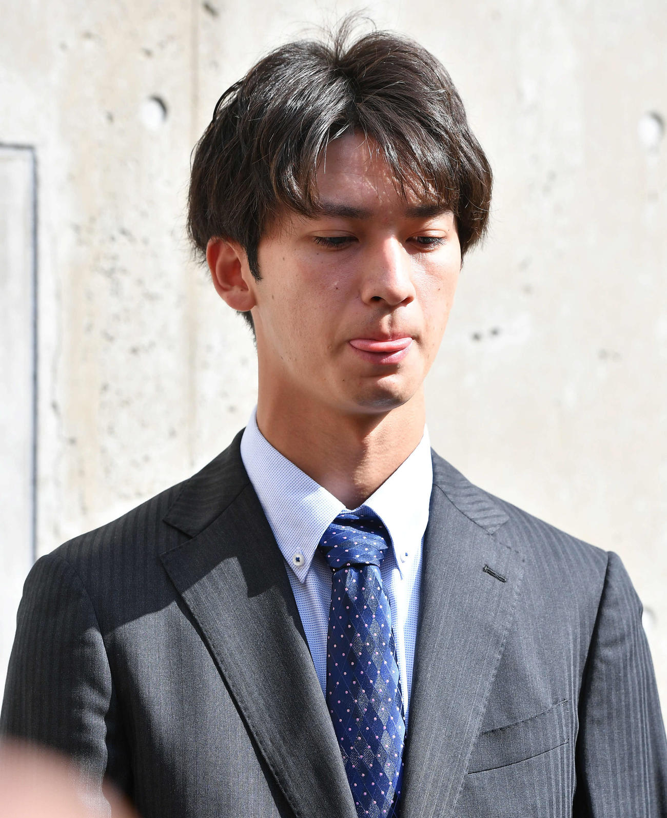 来季構想外となり、厳しい表情で囲み取材を受ける中道（撮影・岩下翔太）