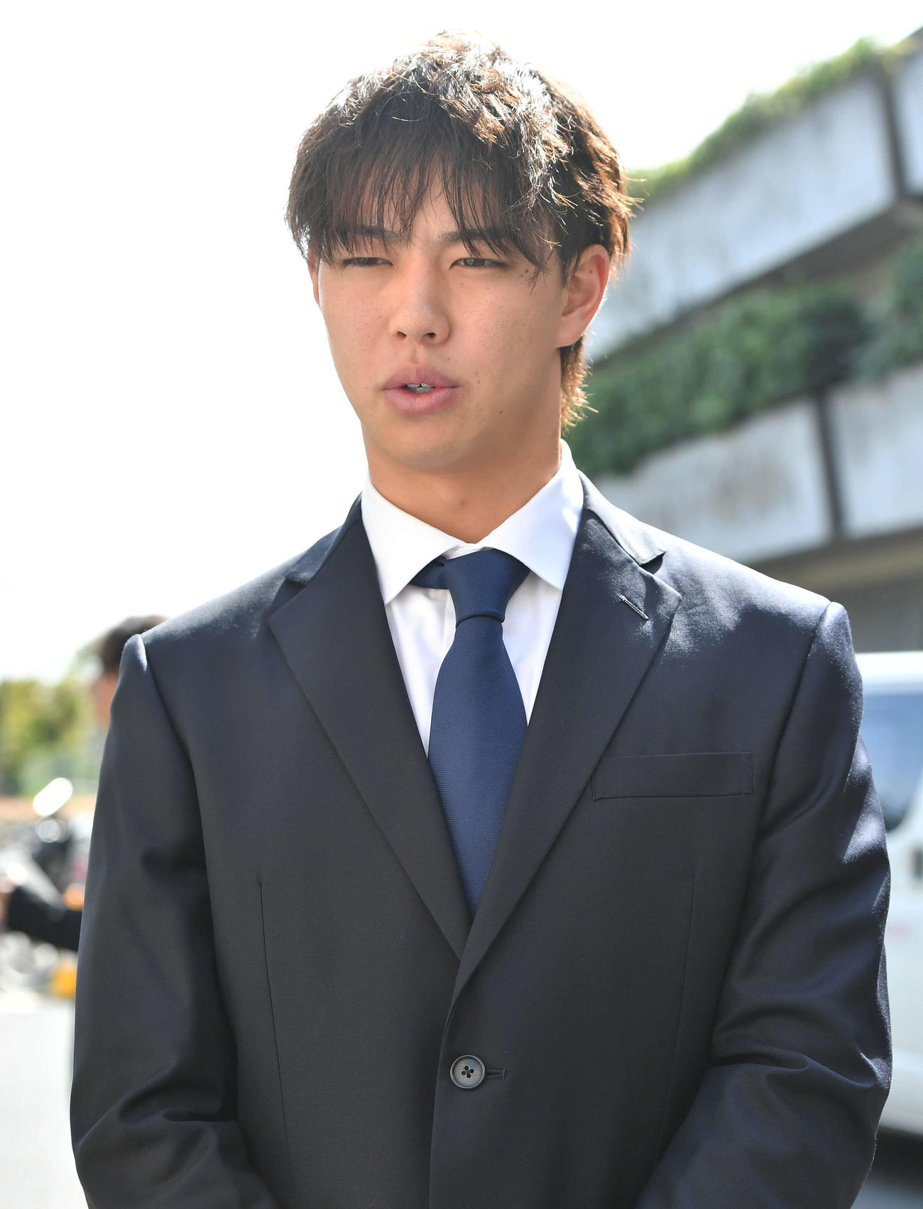 来季構想外となり、囲み取材を受ける中村宜（撮影・岩下翔太）