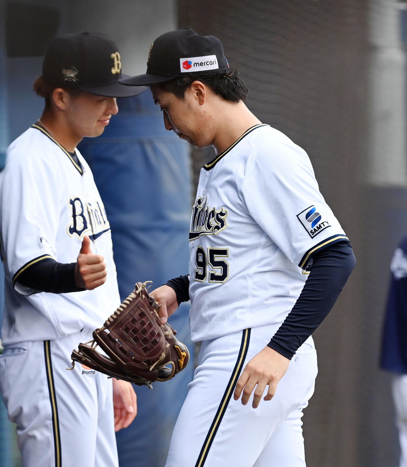 オリックス対阪神　2回、阪神に4点を追加されがっくりとベンチに戻るオリックス先発の東（撮影・前岡正明）