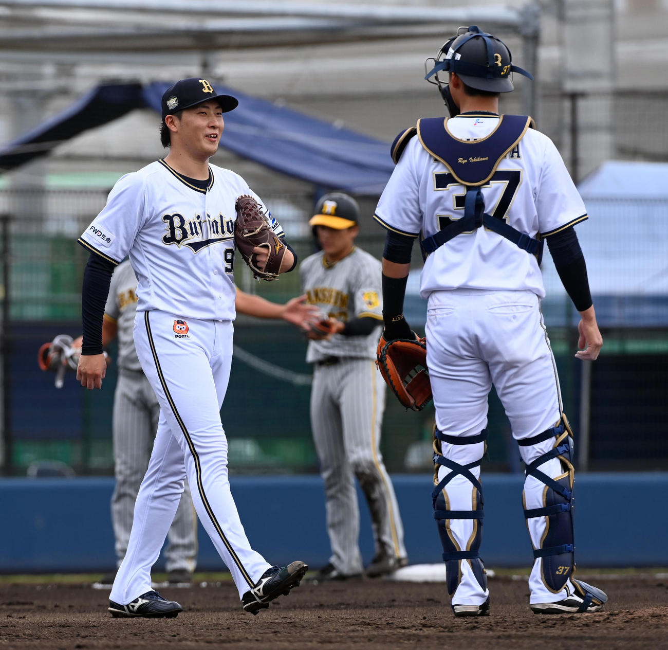 オリックス対阪神　2回表阪神1死満塁、高寺に走者一掃の適時三塁打を打たれた東（撮影・前岡正明）