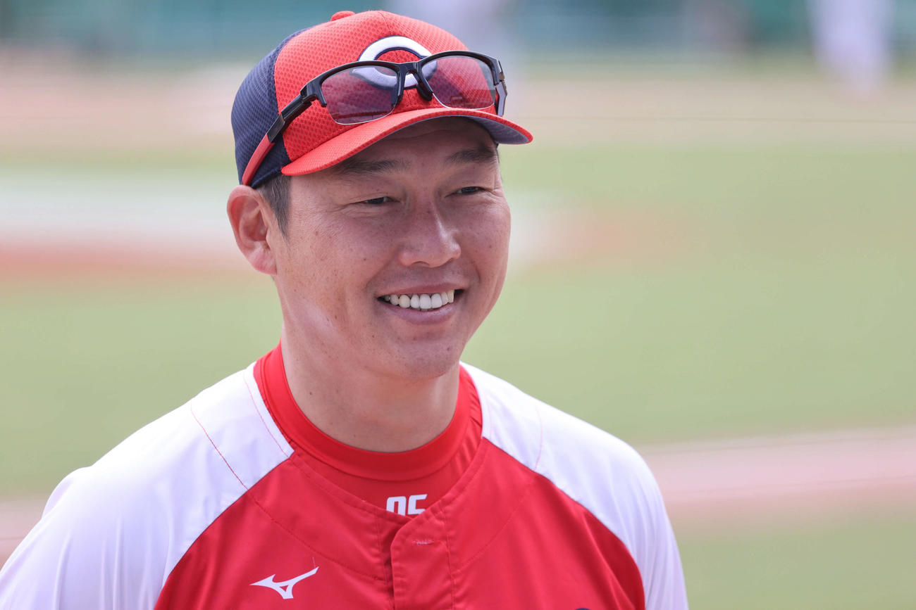 広島全体練習　CSに向けて話す新井監督（撮影・加藤孝規）