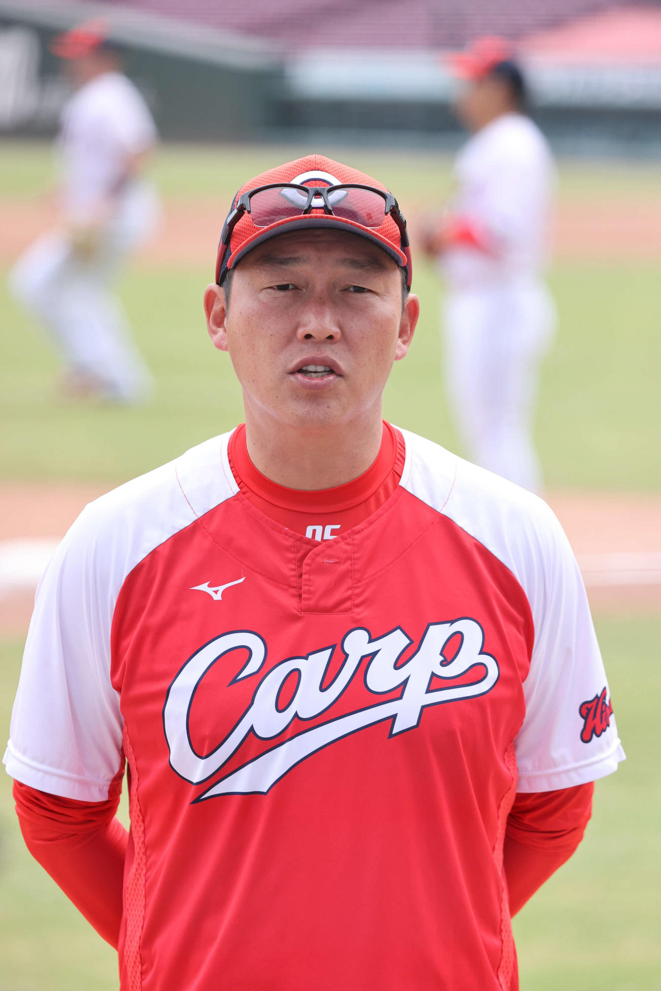 広島全体練習　CSに向けて話す新井監督（撮影・加藤孝規）
