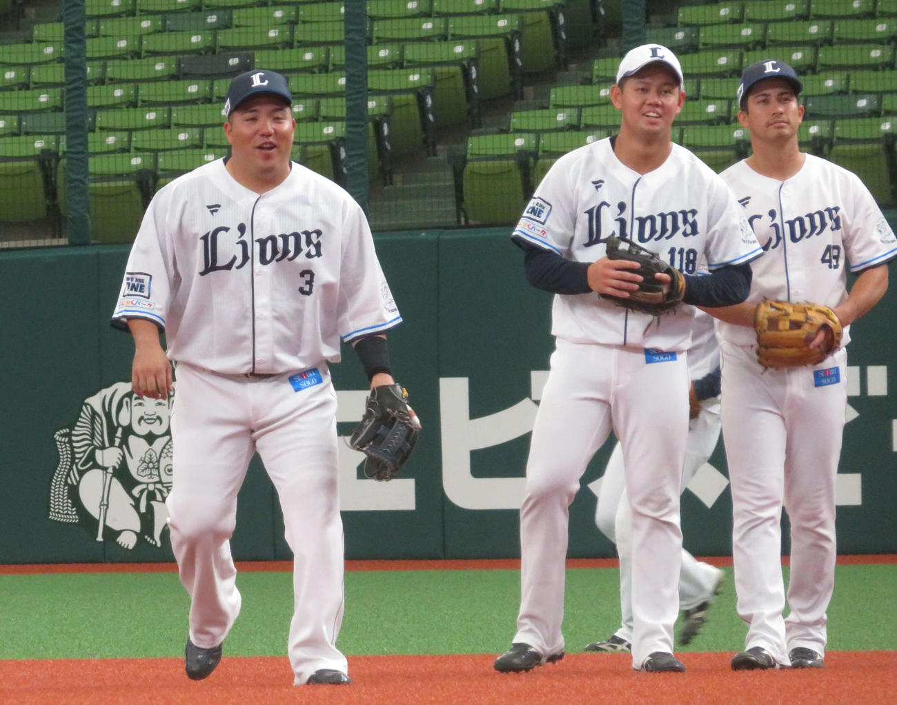 3軍練習に参加する西武山川（写真左）