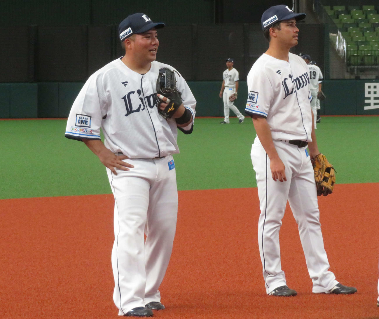 3軍練習に参加する西武山川（写真左）