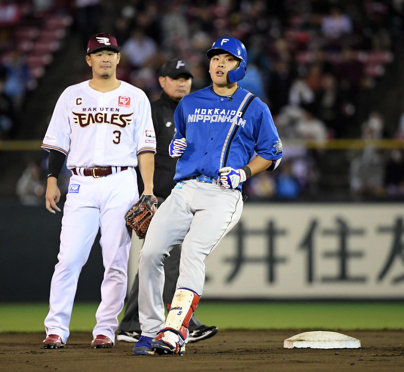 楽天対日本ハム　4回表日本ハム1死、二塁打を放った野村。左は浅村栄斗（撮影・たえ見朱実）