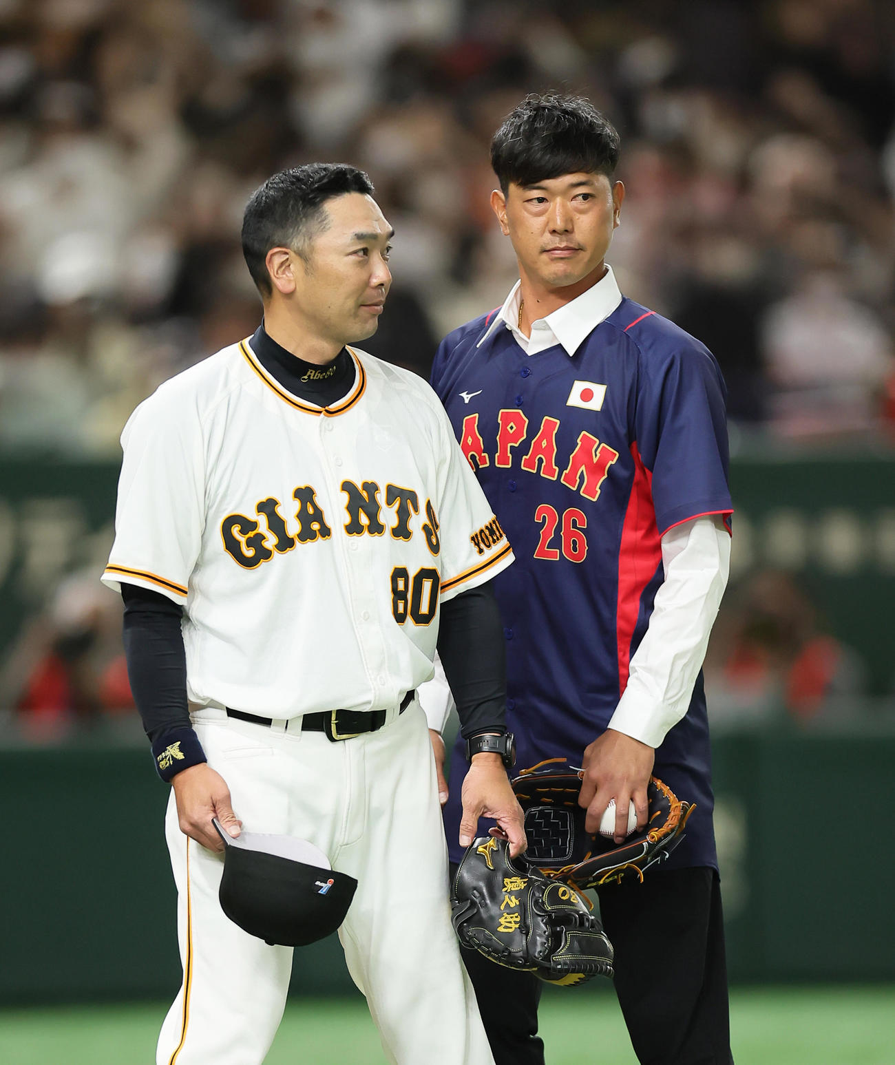 巨人対日本代表　始球式を務めた内海氏（右）と捕手を務めた巨人阿部コーチ（2022年11月6日撮影）