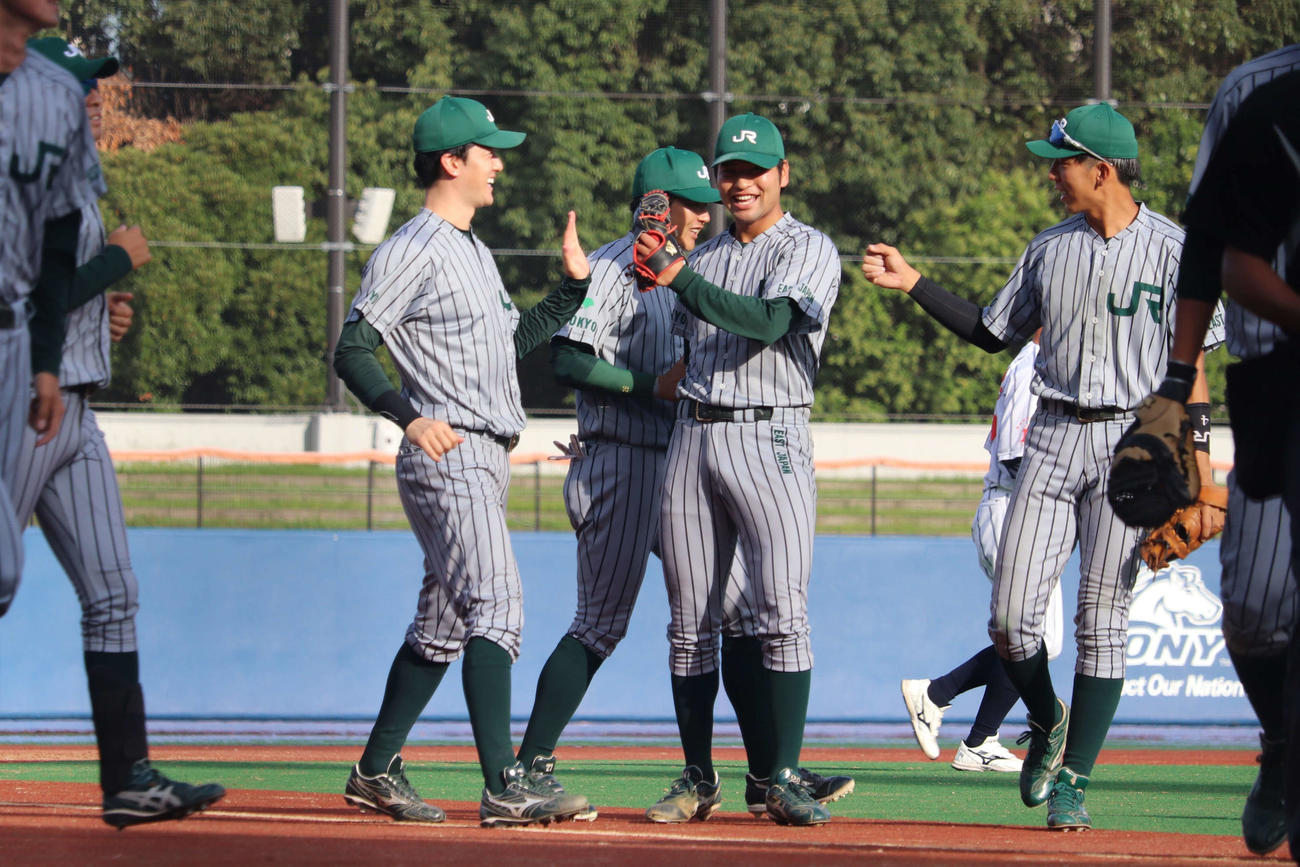 JABA関東選手権大会決勝トーナメント　優勝を決め、ハイタッチで喜ぶJR東日本の選手たち（撮影・保坂淑子）
