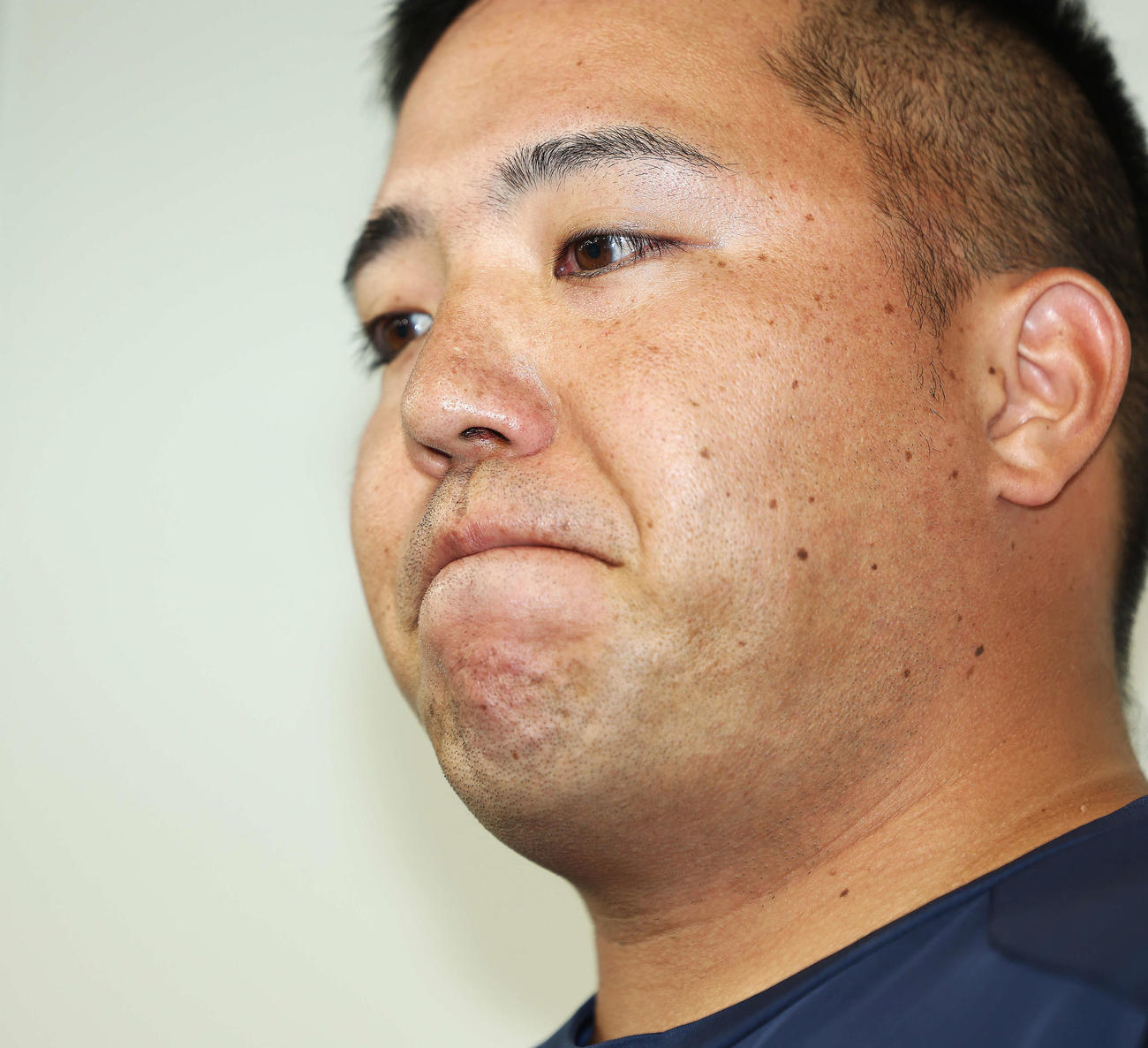 報道陣の前で現在の思いを話す西武山川（撮影・河田真司）