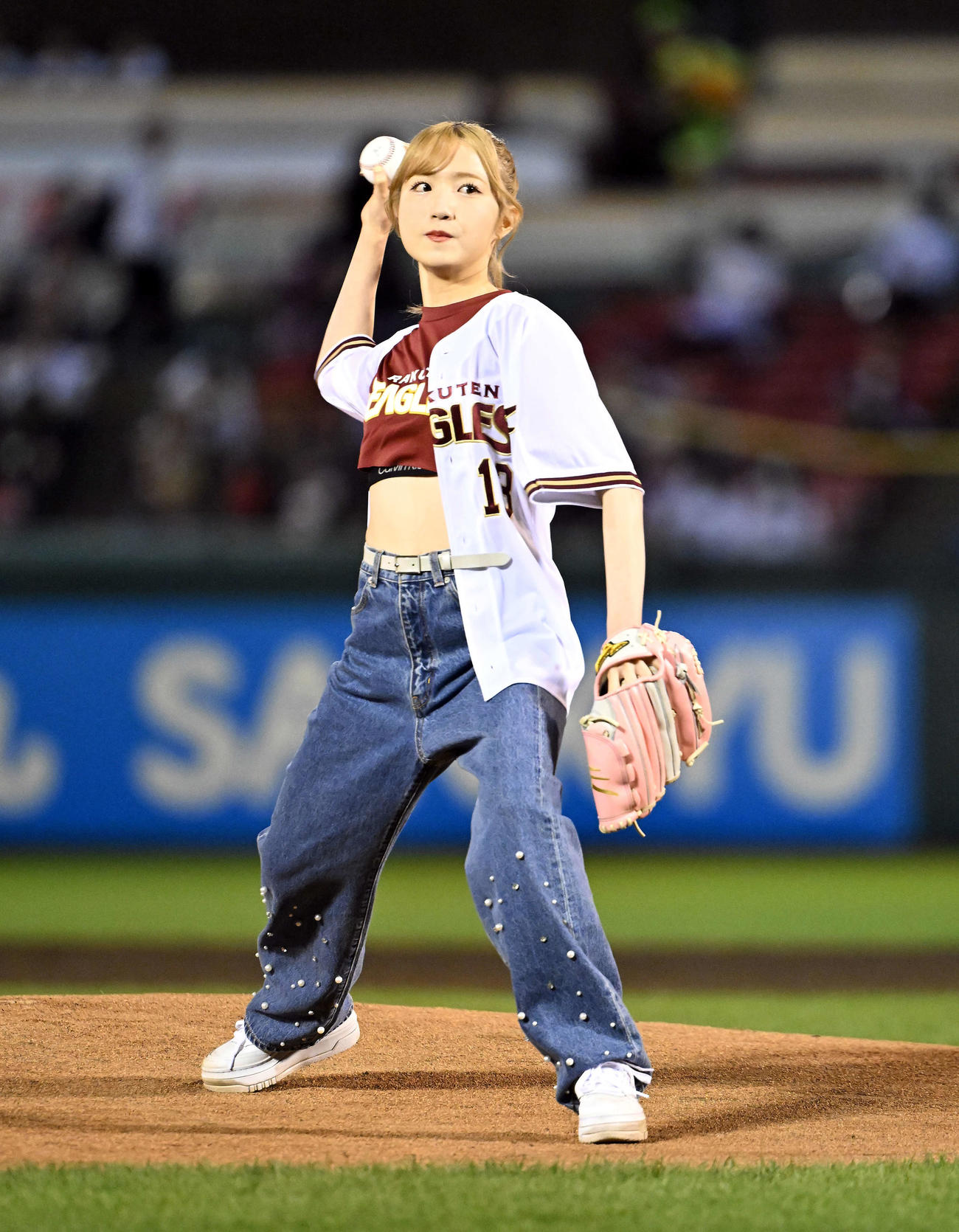 楽天対日本ハム　始球式を務めたAKB48本田仁美（撮影・たえ見朱実）