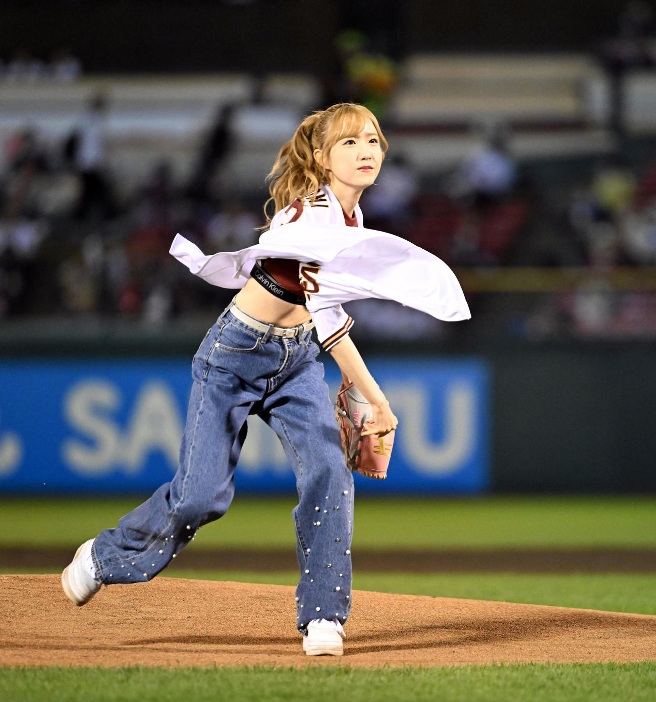 楽天対日本ハム　始球式を務めたAKB48本田仁美（撮影・たえ見朱実）