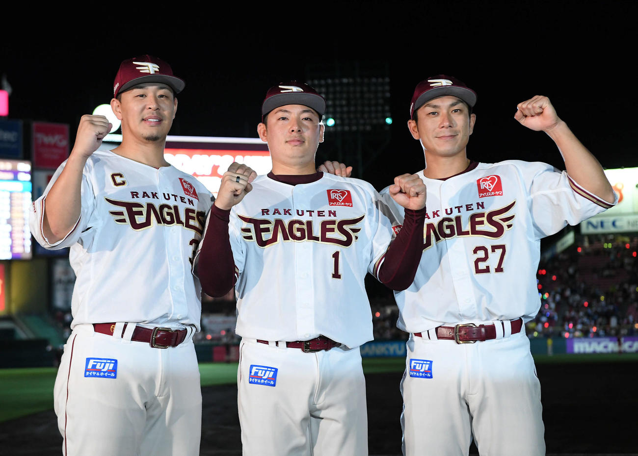 楽天対日本ハム　日本ハムに勝利し笑顔で記念撮影に納まる、左から楽天の浅村、松井裕、岡島（撮影・たえ見朱実）