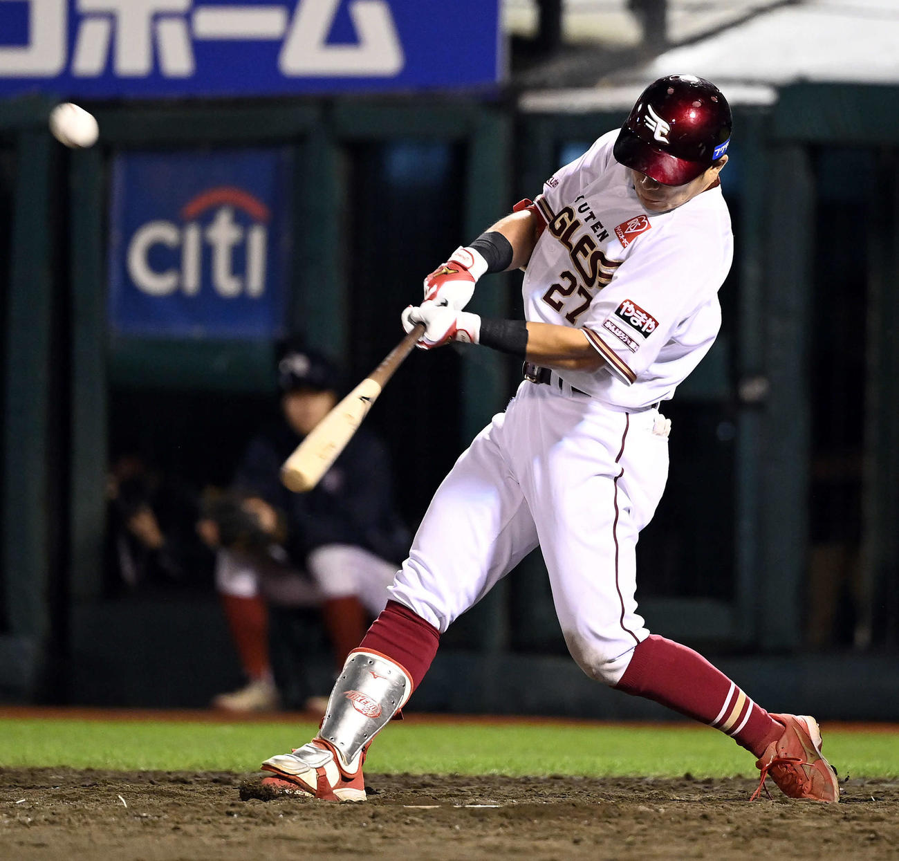 楽天対日本ハム　5回裏楽天2死一、二塁、左フェンス直撃の2点適時二塁打を放つ岡島（撮影・たえ見朱実）