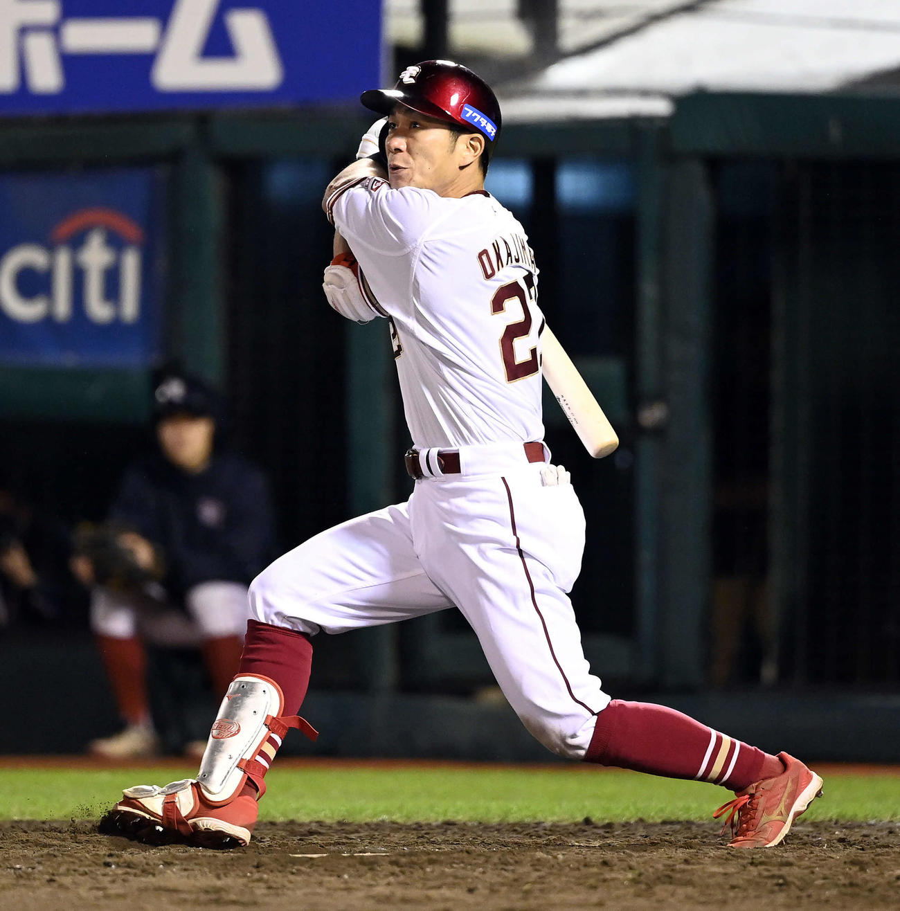 楽天対日本ハム　5回裏楽天2死一、二塁、左フェンス直撃の2点適時二塁打を放つ岡島（撮影・たえ見朱実）