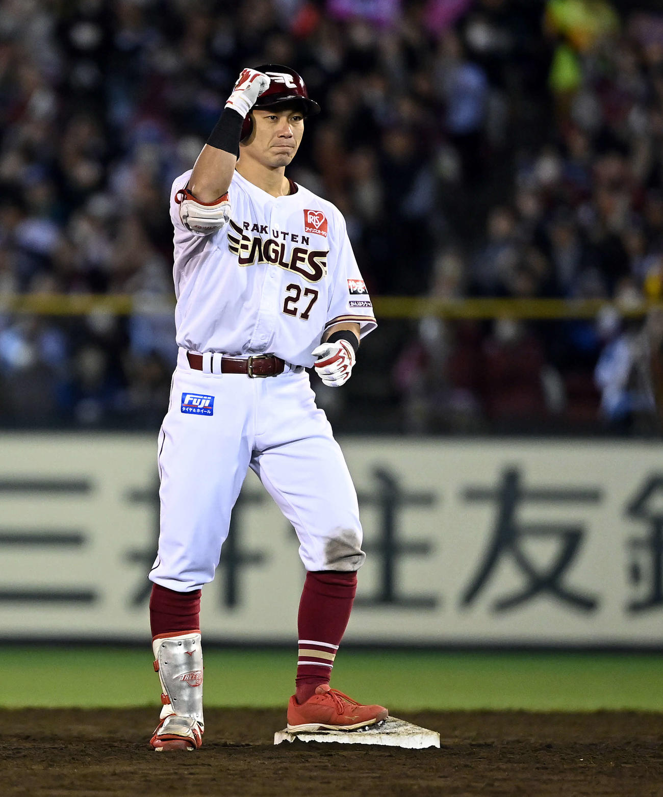 楽天対日本ハム　5回裏楽天2死一、二塁、左フェンス直撃の2点適時二塁打を放ちポーズを決める岡島（撮影・たえ見朱実）