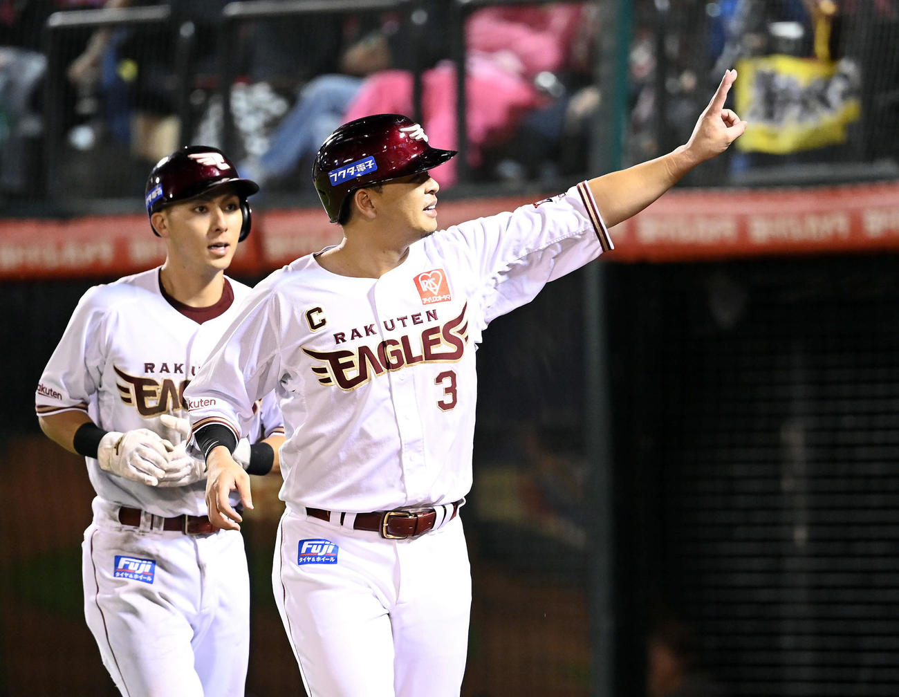 楽天対日本ハム　5回裏楽天2死一、二塁、岡島の2点適時二塁打で生還した浅村はファンの声援ポーズを決める（撮影・たえ見朱実）