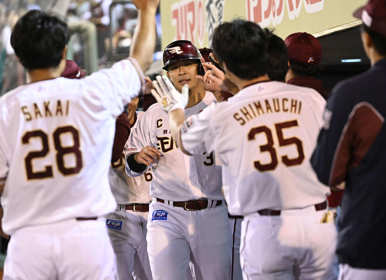楽天対日本ハム　5回裏楽天2死一、二塁、岡島豪郎の2点適時二塁打で生還した浅村（撮影・たえ見朱実）