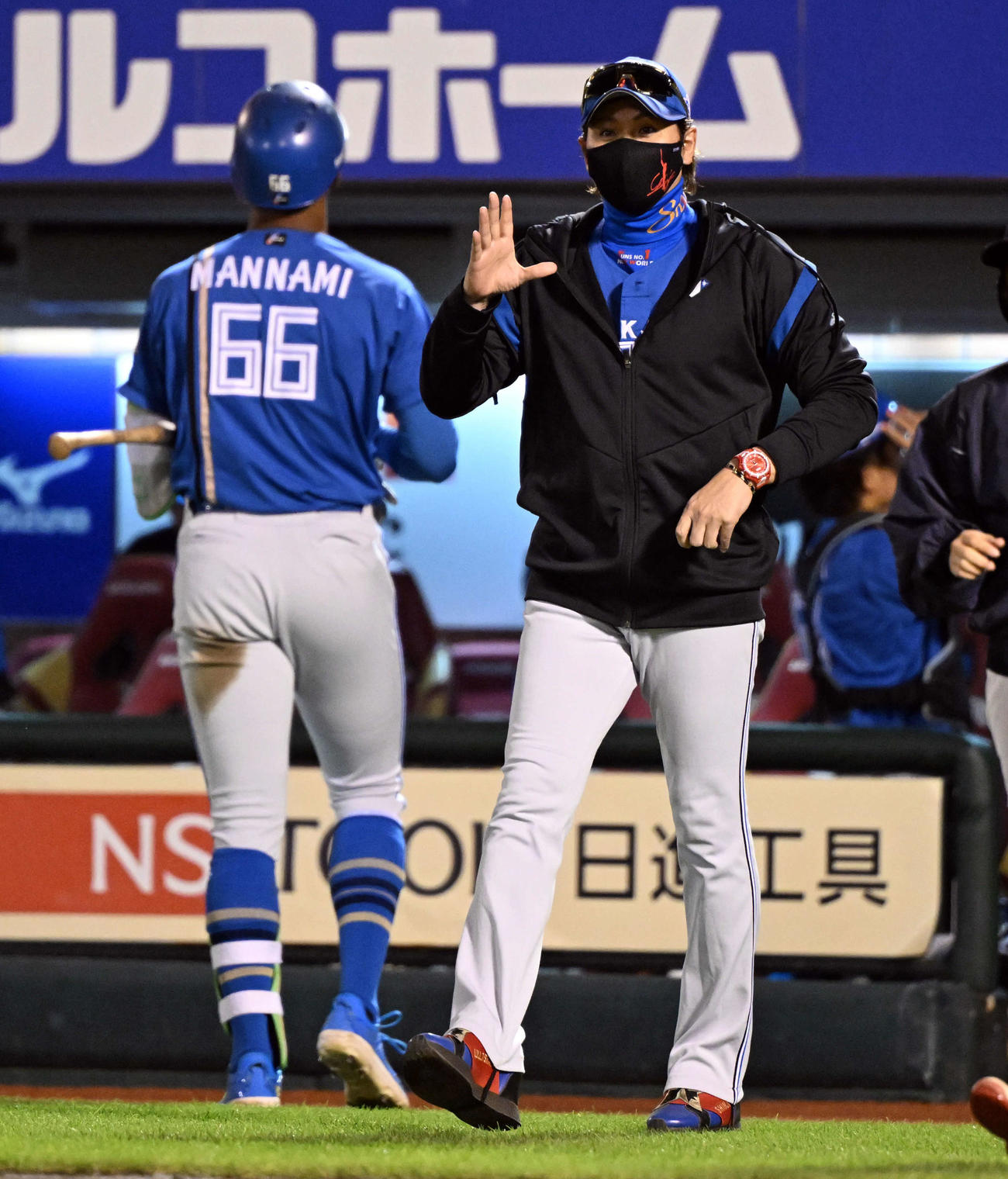 楽天対日本ハム　2回裏、選手交代を告げる日本ハム新庄監督（撮影・たえ見朱実）