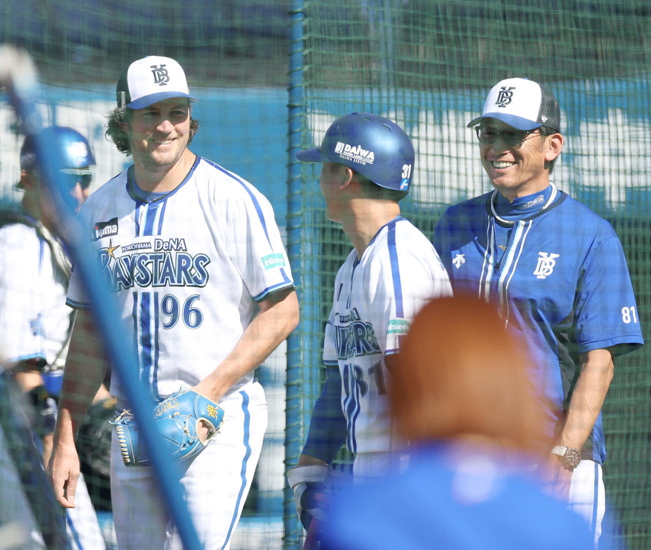 ライブBPで打ち返したDeNA柴田（中央）に笑顔を見せるバウアー（左）と三浦監督（撮影・宮地輝）