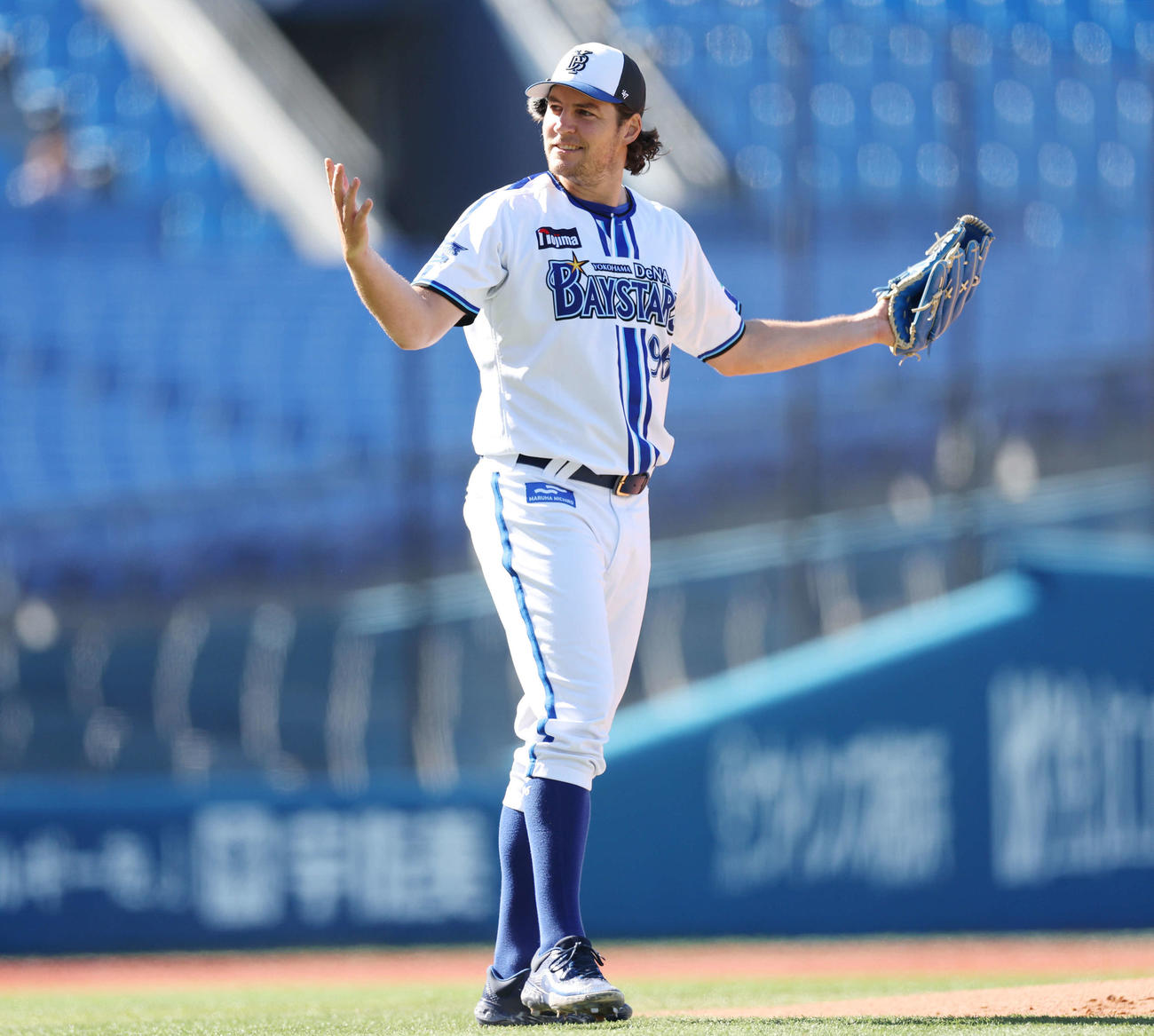 ライブBPで打ち返され、手を広げるDeNAバウアー（撮影・宮地輝）