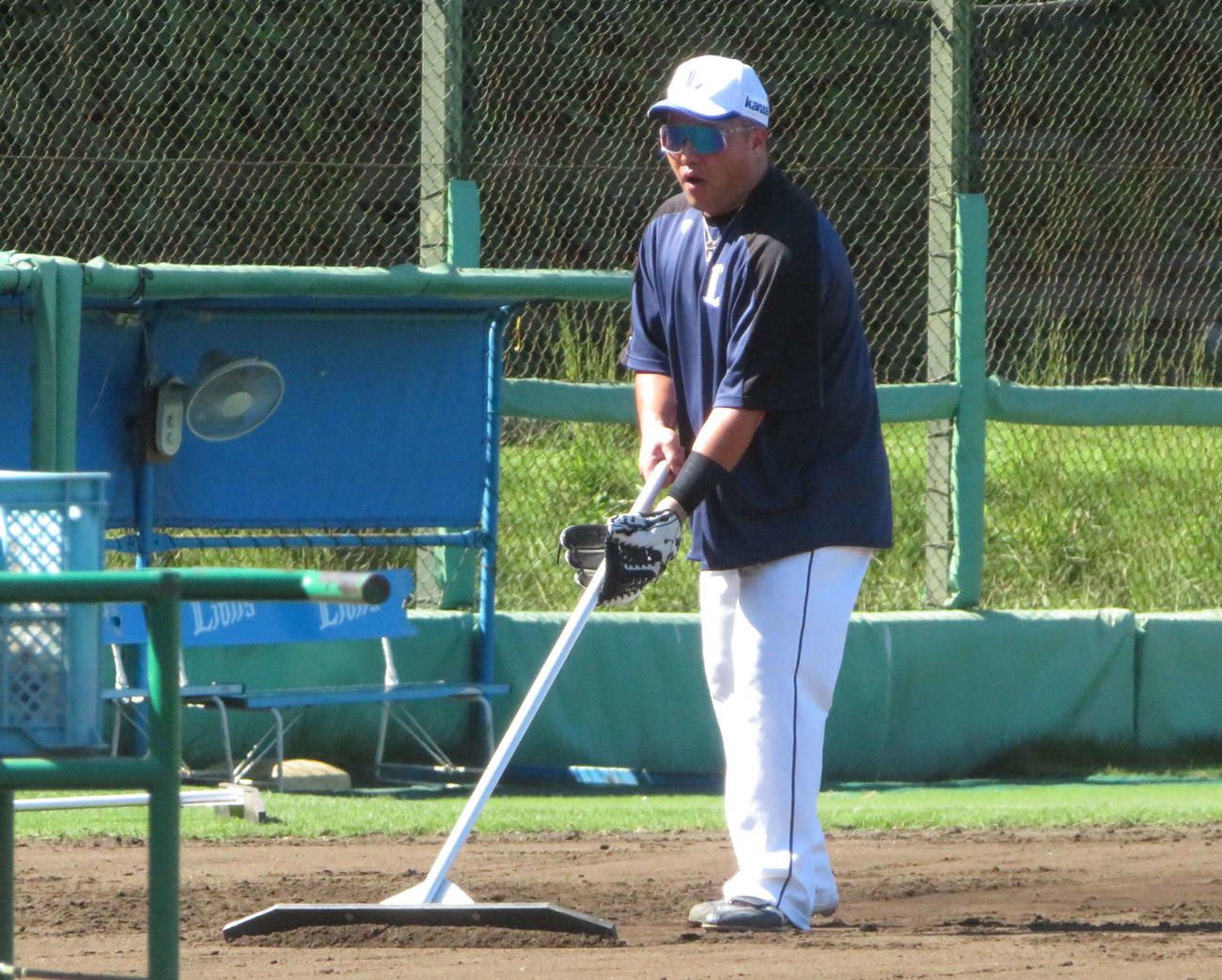 三塁ノックを終えグラウンドをならす西武山川（撮影・金子真仁）