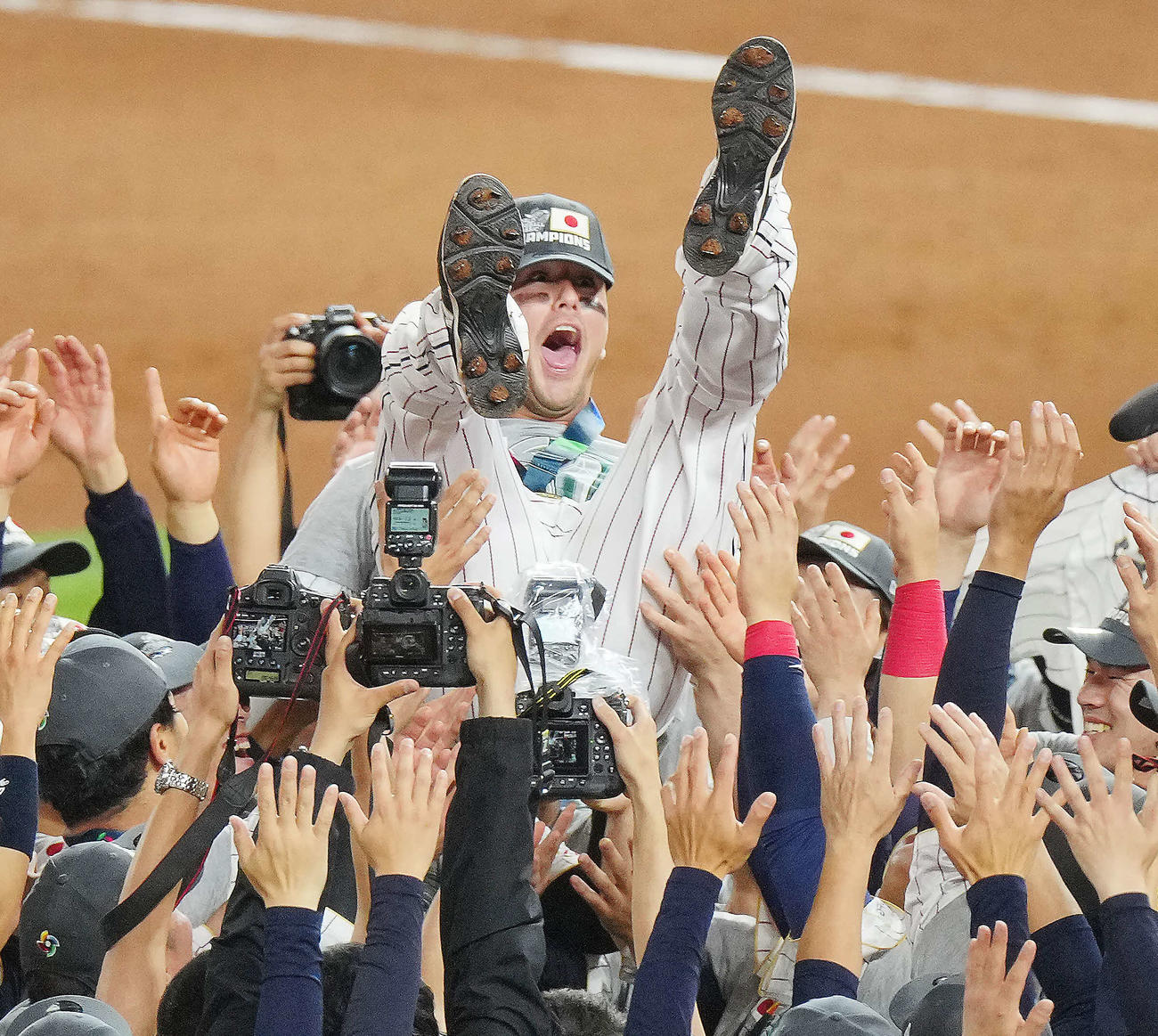 日本対米国　優勝しチームメートから胴上げされるヌートバー（2023年3月21日撮影）