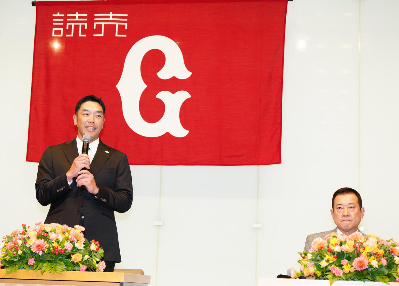 就任会見で巨人原監督（右）へ感謝の言葉を述べる阿部新監督（撮影・江口和貴）