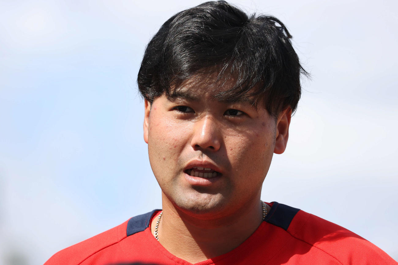 広島全体練習　囲み取材に応じる末包（撮影・加藤孝規）