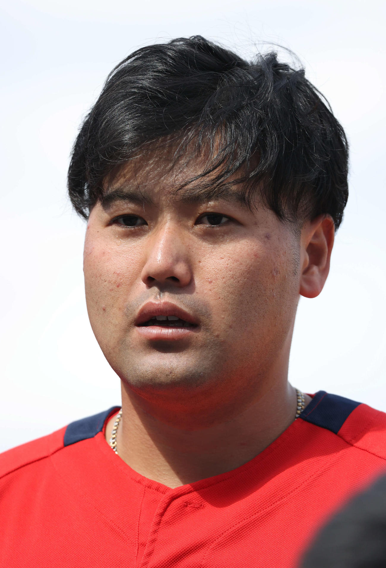 広島全体練習　囲み取材に応じる末包（撮影・加藤孝規）