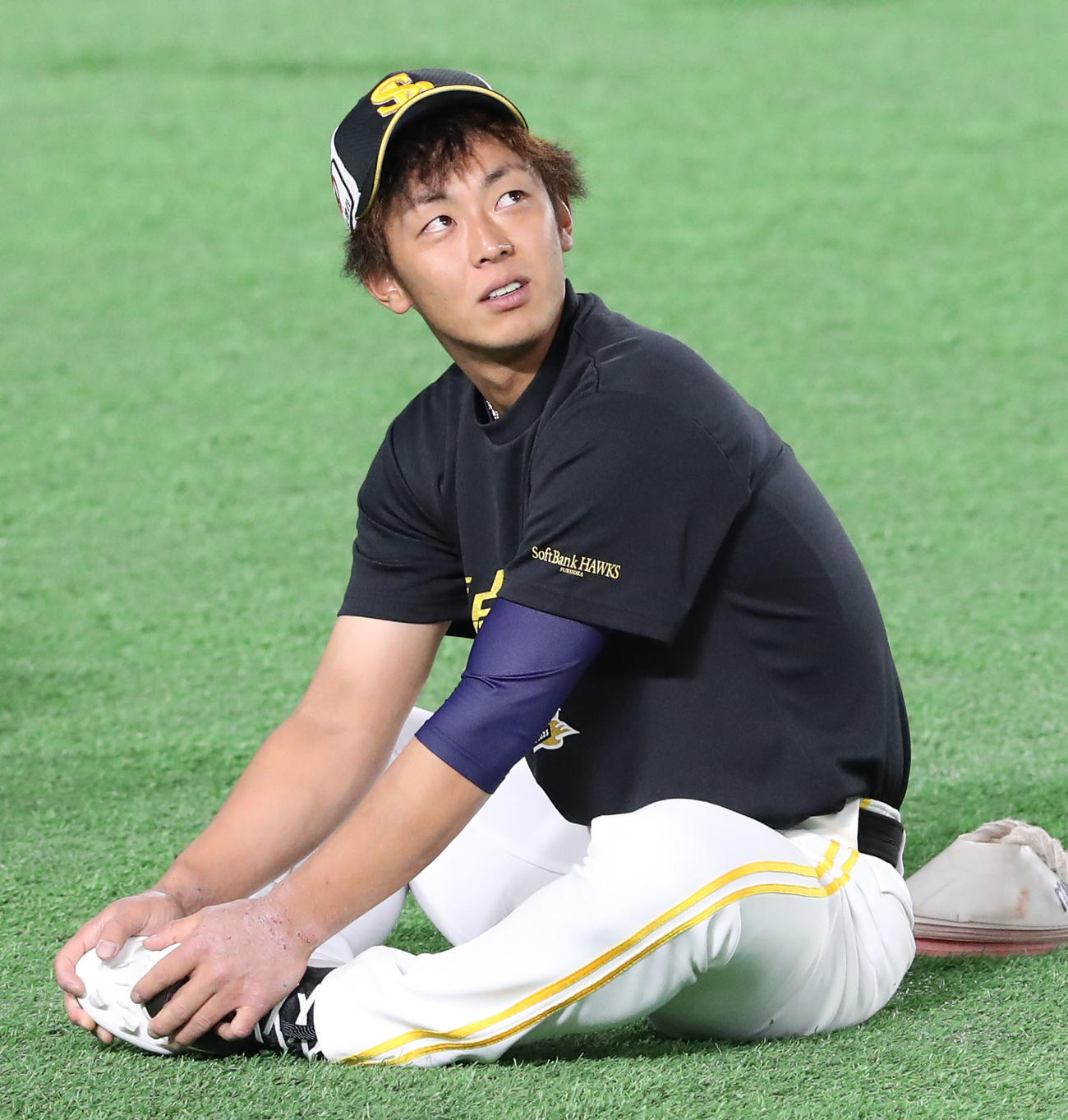 ストレッチする今宮（撮影・梅根麻紀）