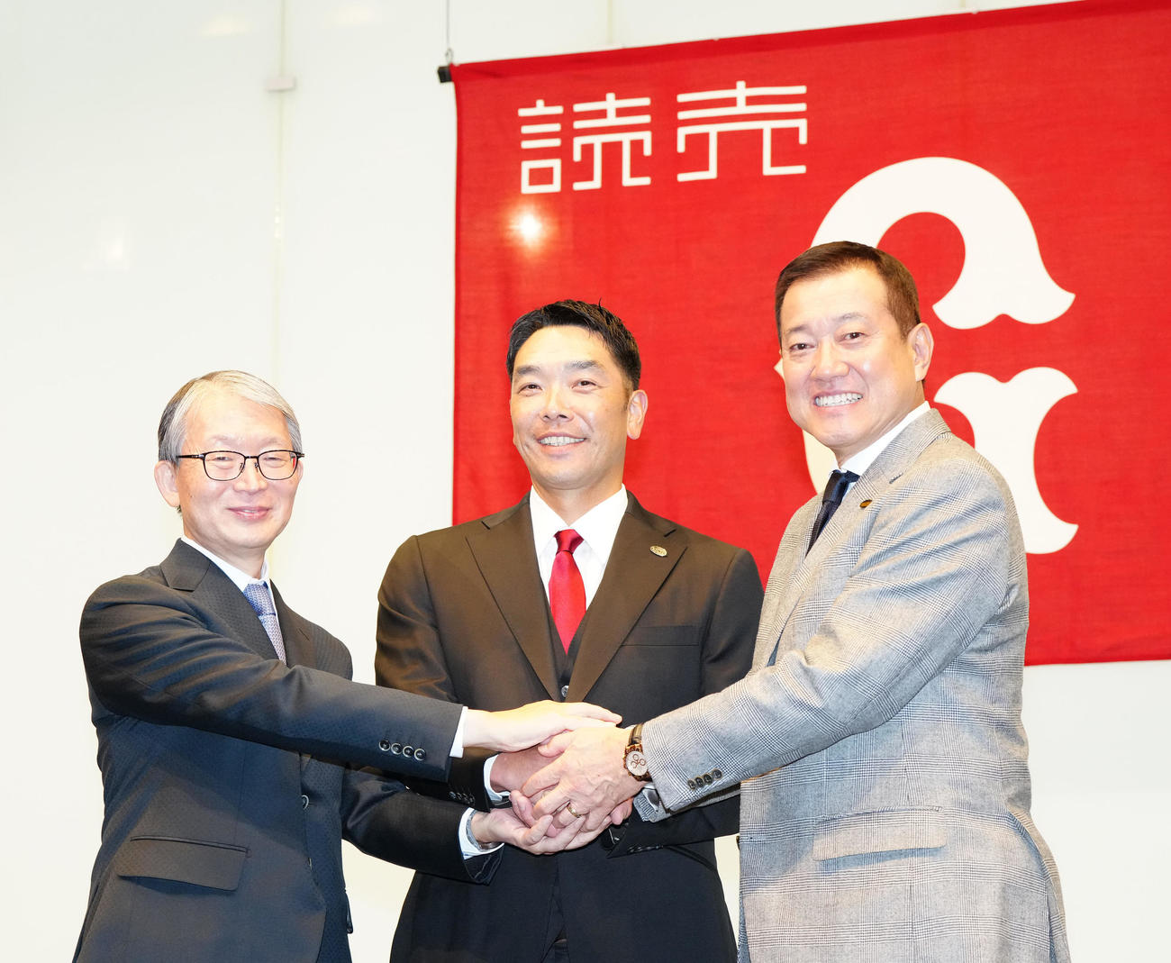 監督交代会見に臨み、写真に納まる、左から巨人山口オーナー、阿部新監督、原監督（撮影・江口和貴）