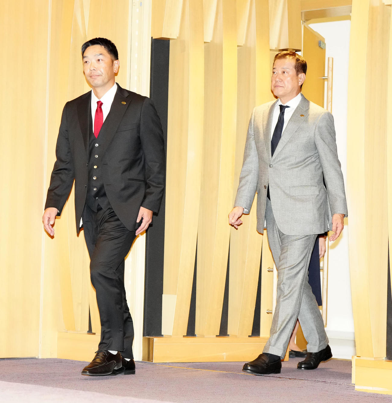 就任会見で登壇する巨人阿部新監督（左）。右は原監督（撮影・江口和貴）