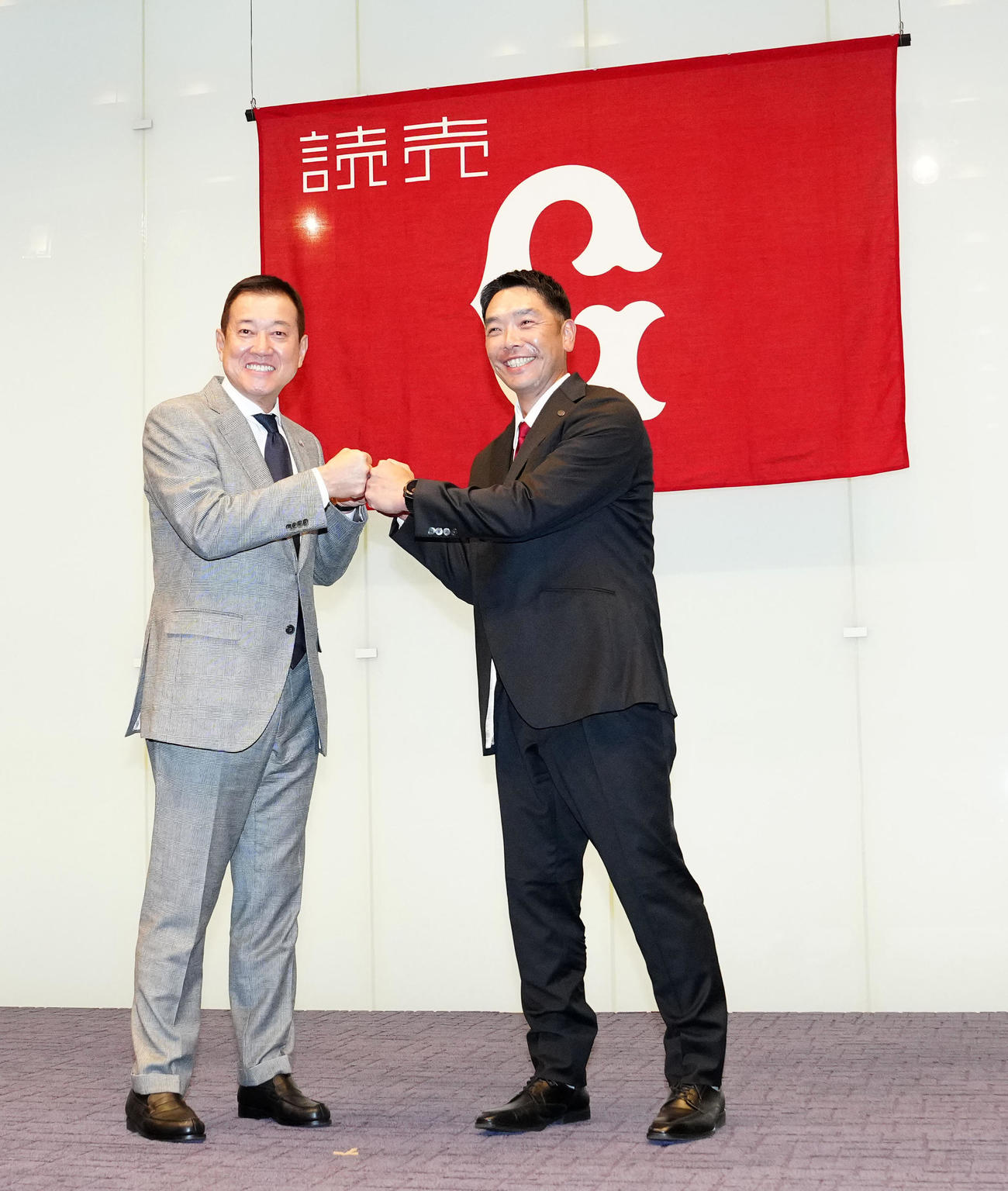 監督交代会見に臨み、グータッチする巨人原監督（左）と阿部新監督（撮影・江口和貴）