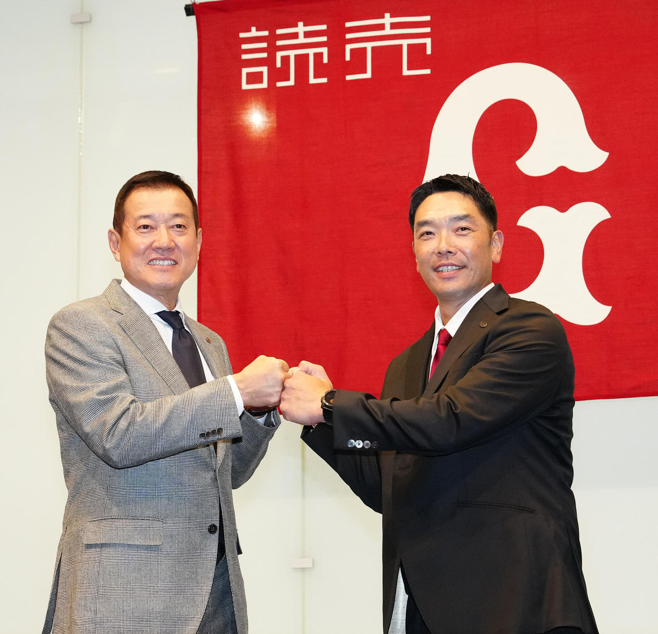 監督交代会見に臨み、グータッチする巨人原監督（左）と阿部新監督（撮影・江口和貴）