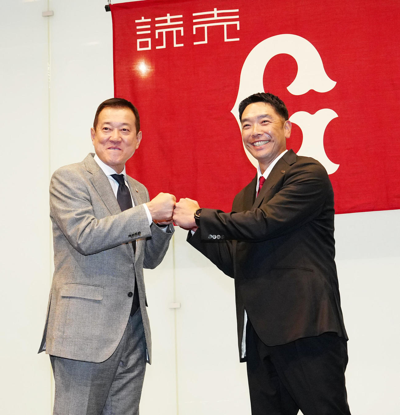 監督交代会見に臨み、グータッチする巨人原監督（左）と阿部新監督（撮影・江口和貴）