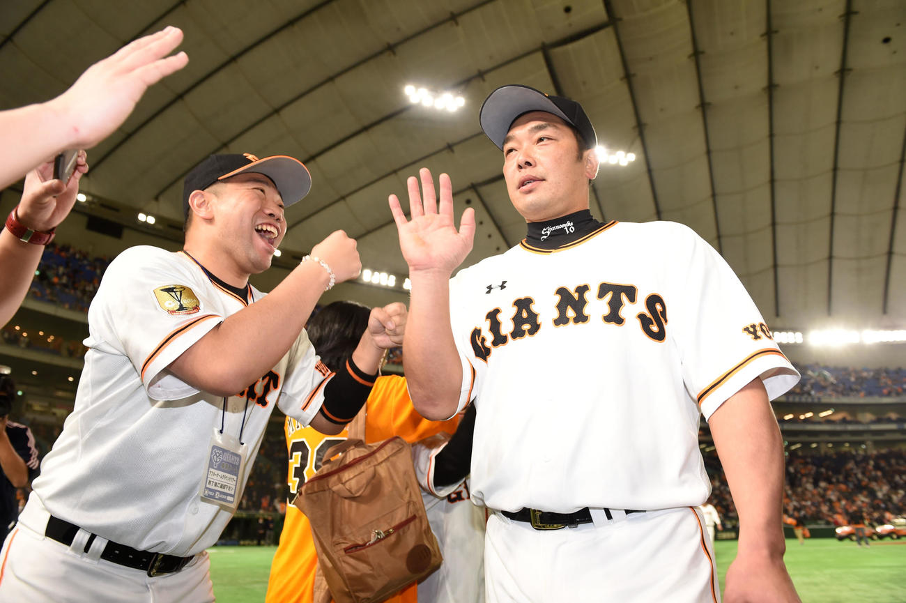 2017年3月、あれ慎之介（左）からのグータッチを無視し通り過ぎる巨人阿部