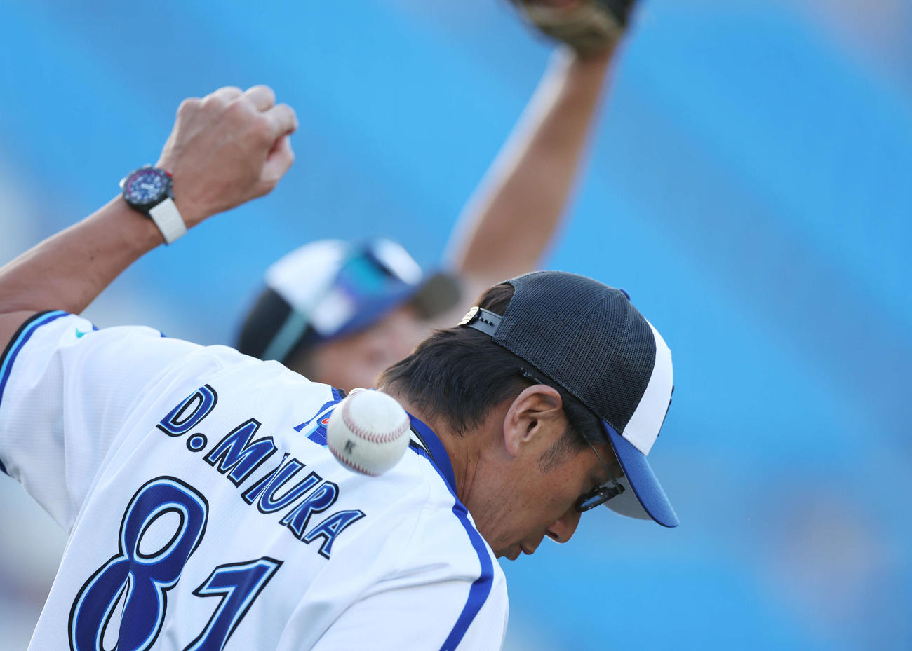 間一髪ボールを避けるDeNA三浦監督（撮影・宮地輝）