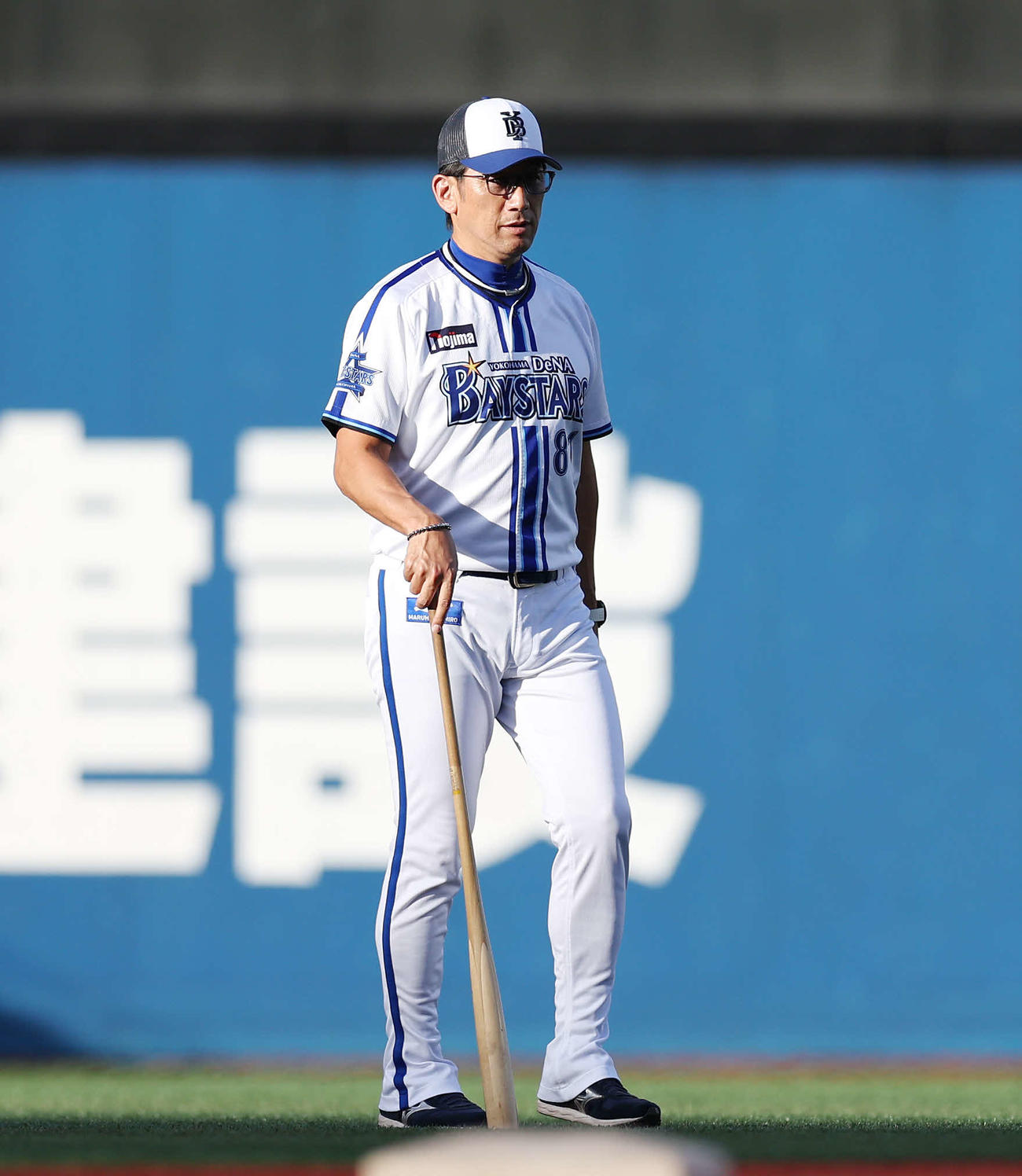 練習を見守るDeNA三浦監督（撮影・宮地輝）