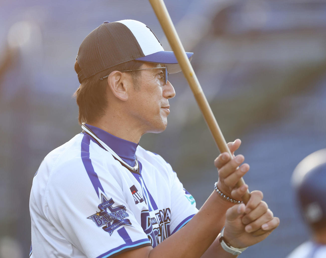 練習を見守るDeNA三浦監督（撮影・宮地輝）