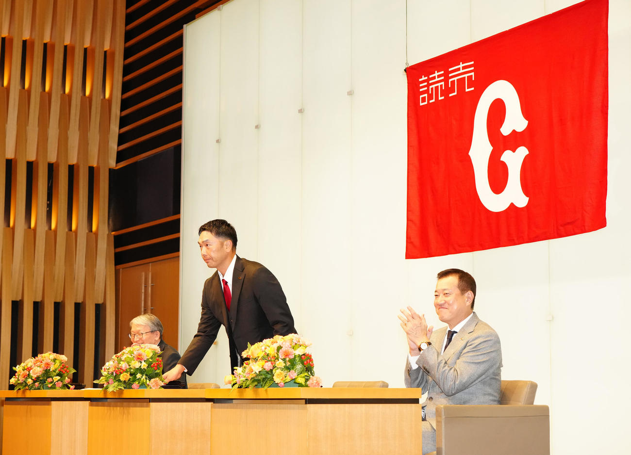 監督交代会見で「アレではなく阿部で」と話した巨人阿部新監督（中央）。右は原監督、左は山口オーナー（撮影・江口和貴）