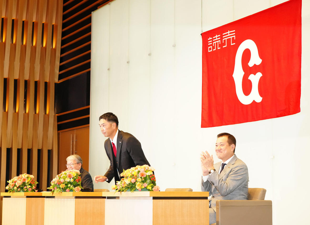 監督交代会見で「アレではなく阿部で」と話した巨人阿部新監督（中央）。右は原監督、左は山口オーナー（撮影・江口和貴）