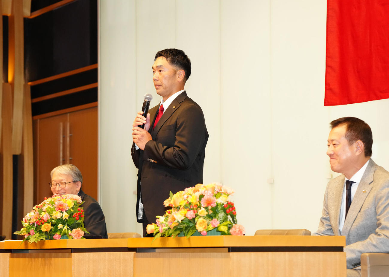 監督交代会見で「アレではなく阿部で」と話す巨人阿部新監督（中央）。右は原監督、左は山口オーナー（撮影・江口和貴）
