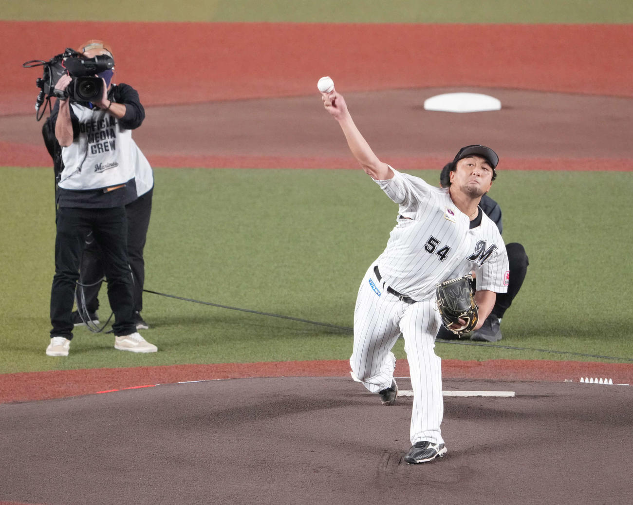 ロッテ対オリックス　投球練習するロッテ先発の沢村（撮影・小沢裕）